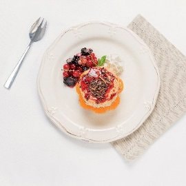 Torta al mandarino e cioccolato fondente con cannella e salsa ai frutti di bosco Torta al mandarino e cioccolato fondente con cannella e salsa ai frutti di bosco
